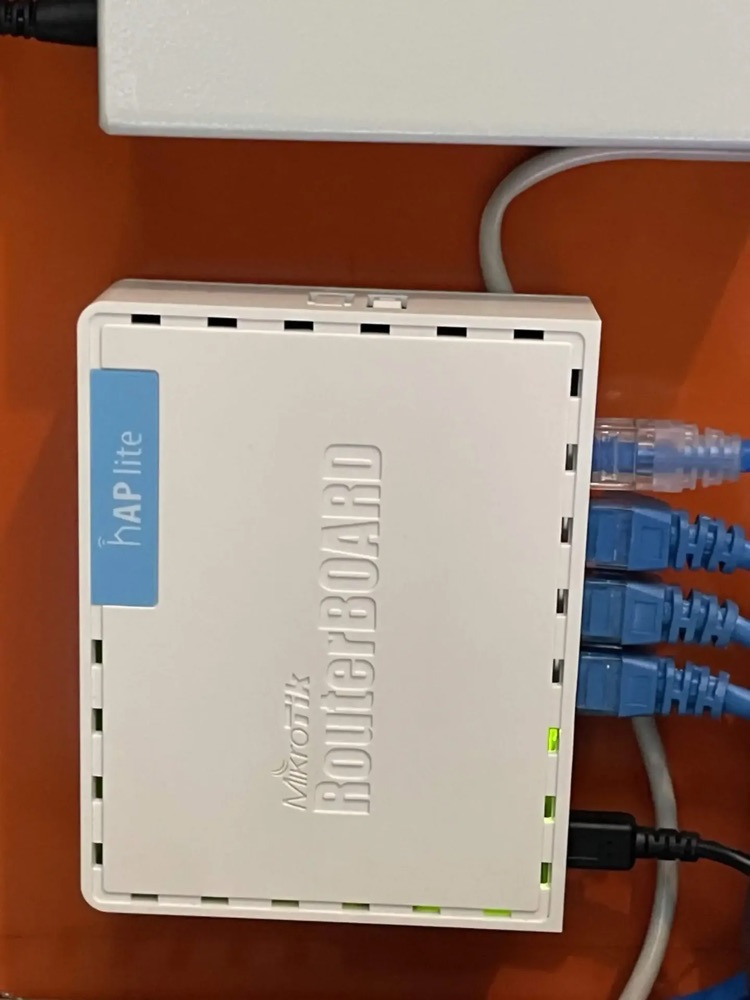 Roteador MikroTik conectado em uma instalação