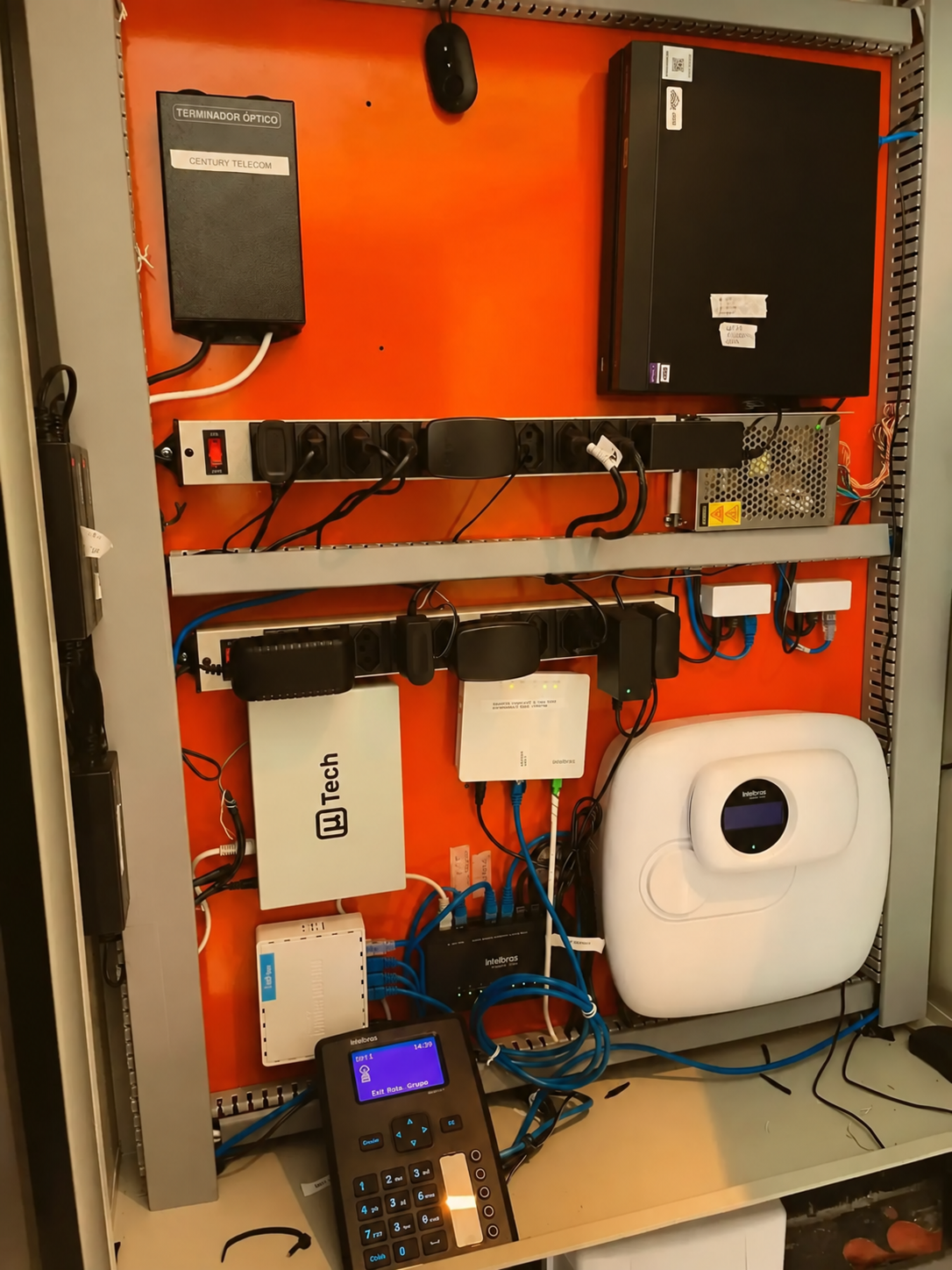 Painel com central, rede e equipamentos de segurança eletrônica