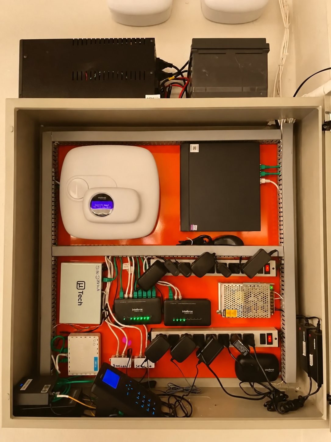 Rack de portaria remota com equipamentos integrados